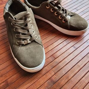 Like new Liz Claiborne swede sneakers 8.5 still have stickers on them!